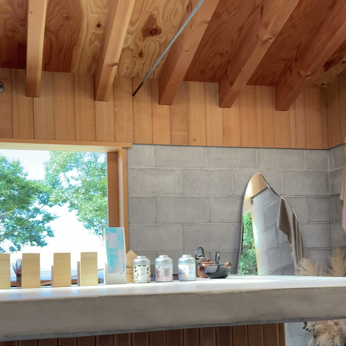 坂道茶家つきよみ 窓辺 茶器 自然光