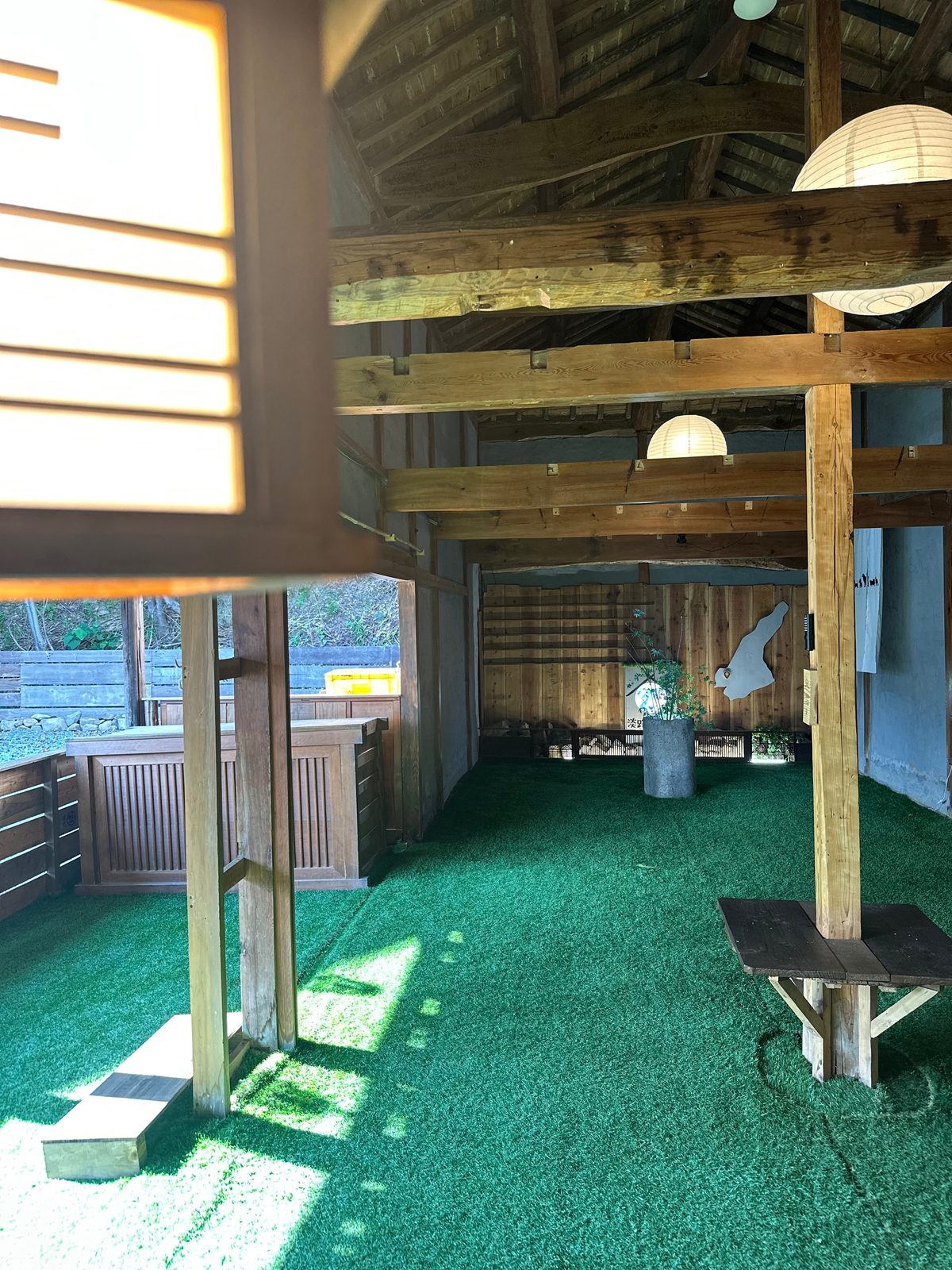 淡路と犬と宿 屋根付き屋内ドッグラン 雨の日でも遊べる人工芝