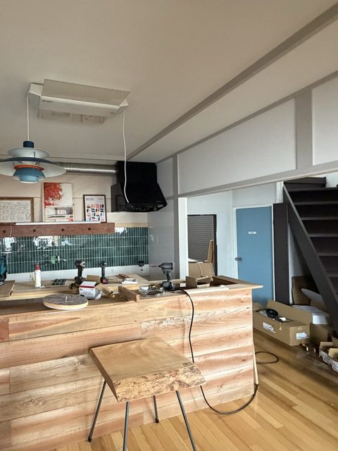 施工中のカフェカウンター
