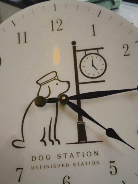 DOG STATIONの駅時計